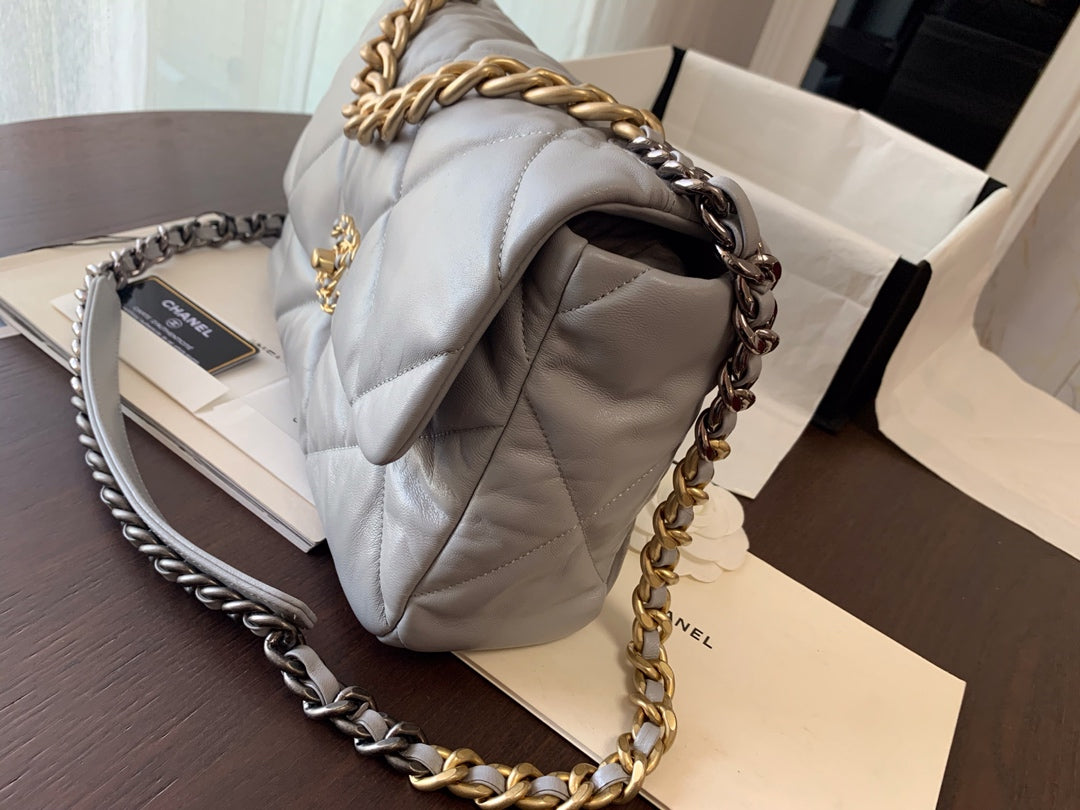 19 FLAP BAG 30 GREY GOATSKIN GOLD HARDWARE