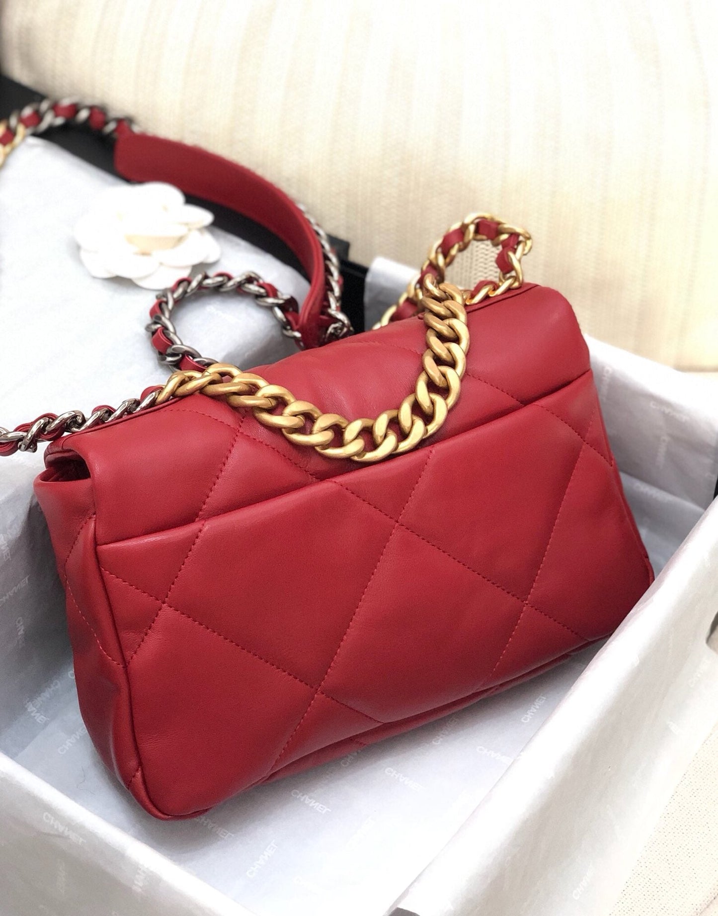 19 FLAP BAG 26 RED LAMBSKIN GOLD HARDWARE