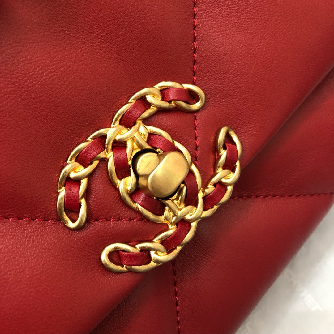 19 FLAP BAG 26 RED LAMBSKIN GOLD HARDWARE