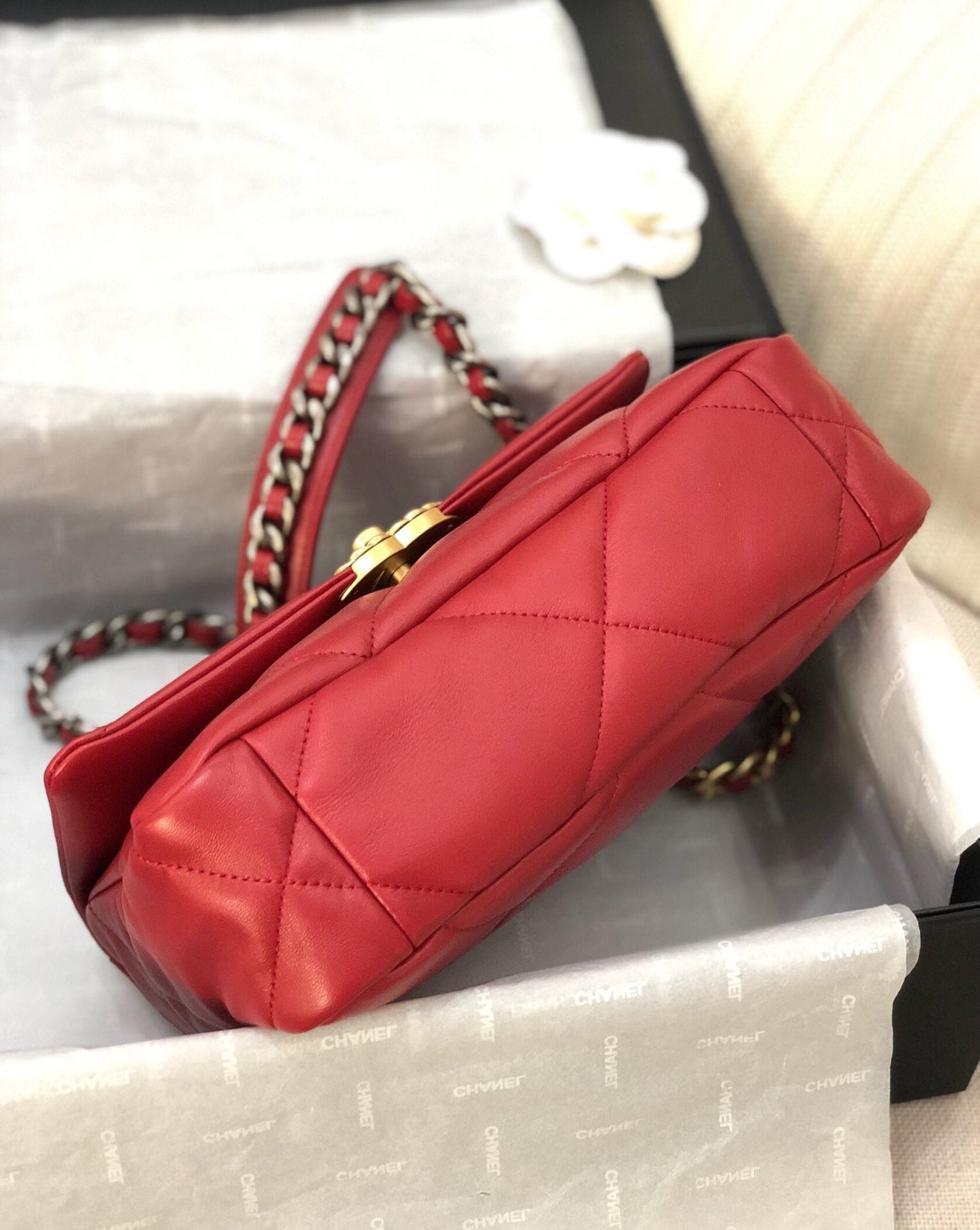 19 FLAP BAG 26 RED LAMBSKIN GOLD HARDWARE