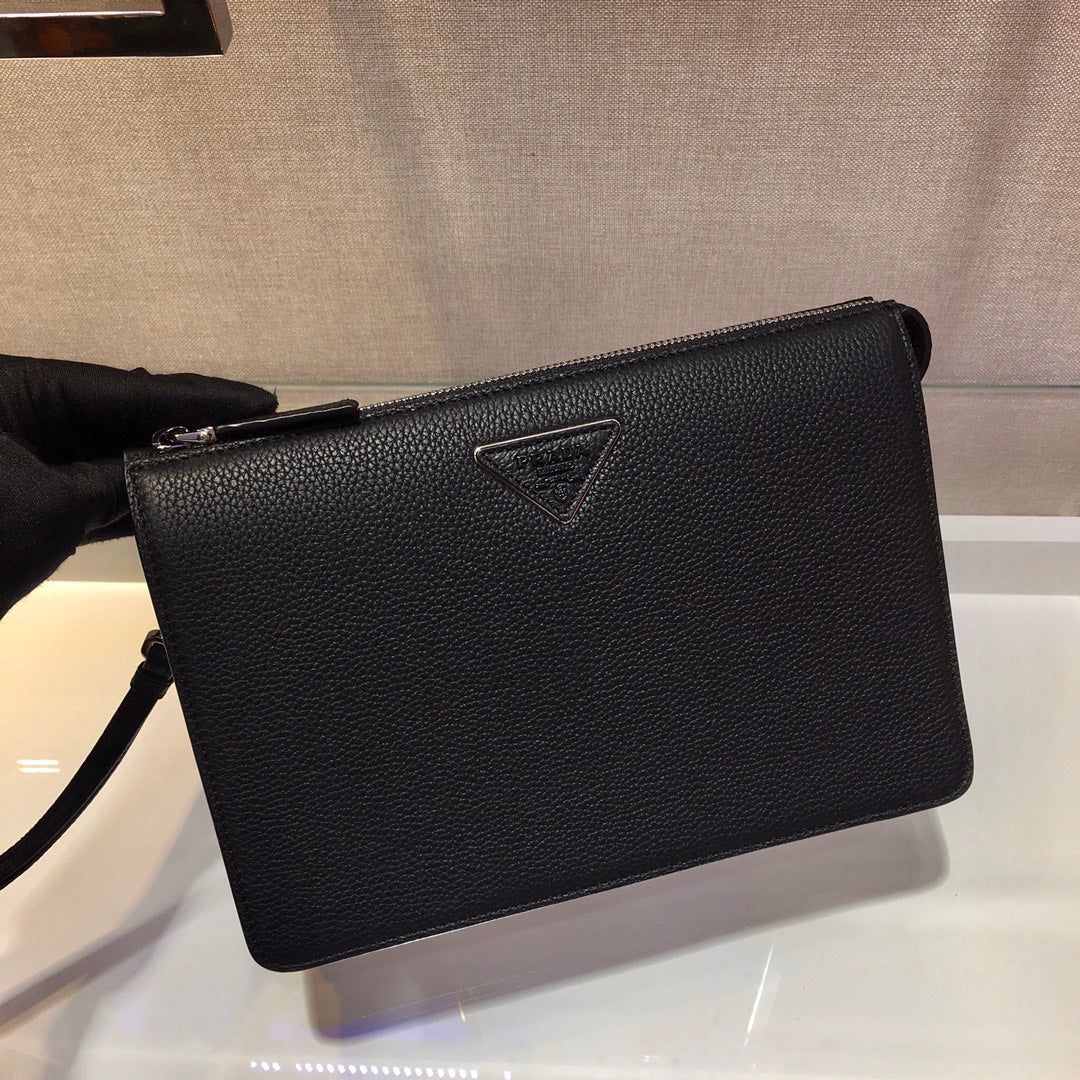 CLUTCH 26 IN BLACK GRAINED CALFSKIN TRIANGLE LOGO