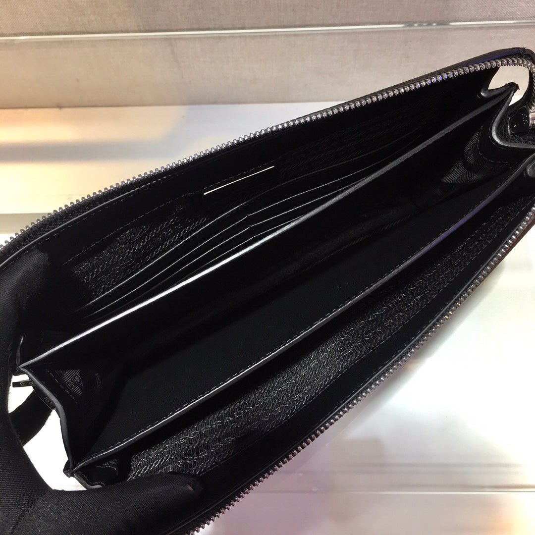 CLUTCH 26 IN BLACK GRAINED CALFSKIN TRIANGLE LOGO