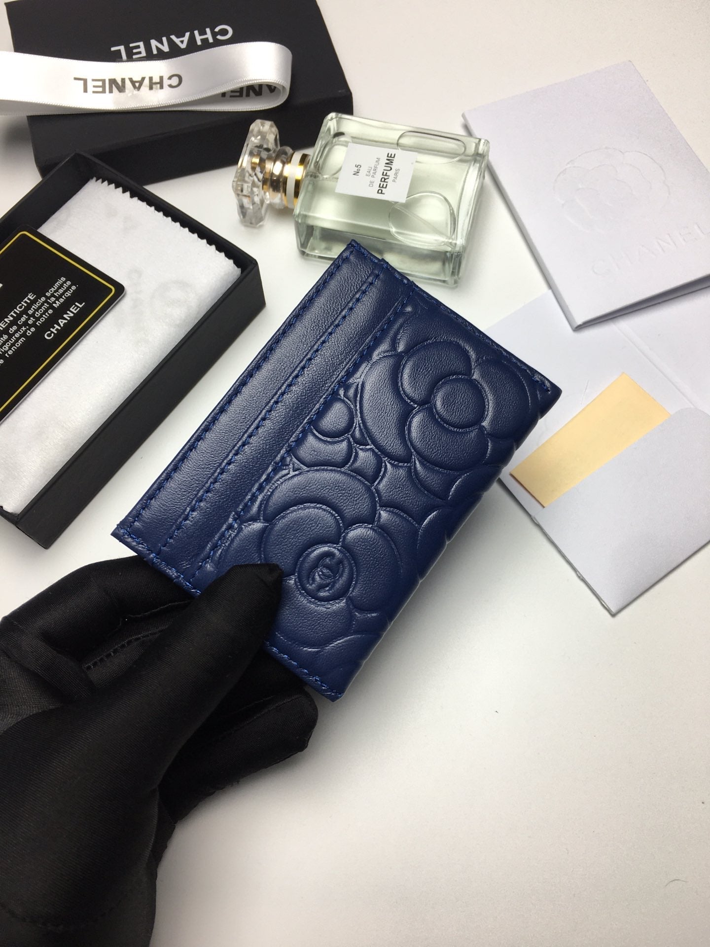 CC FLORAL CARD HOLDER 11.2 NAVY CALFSKIN SILVER ICON