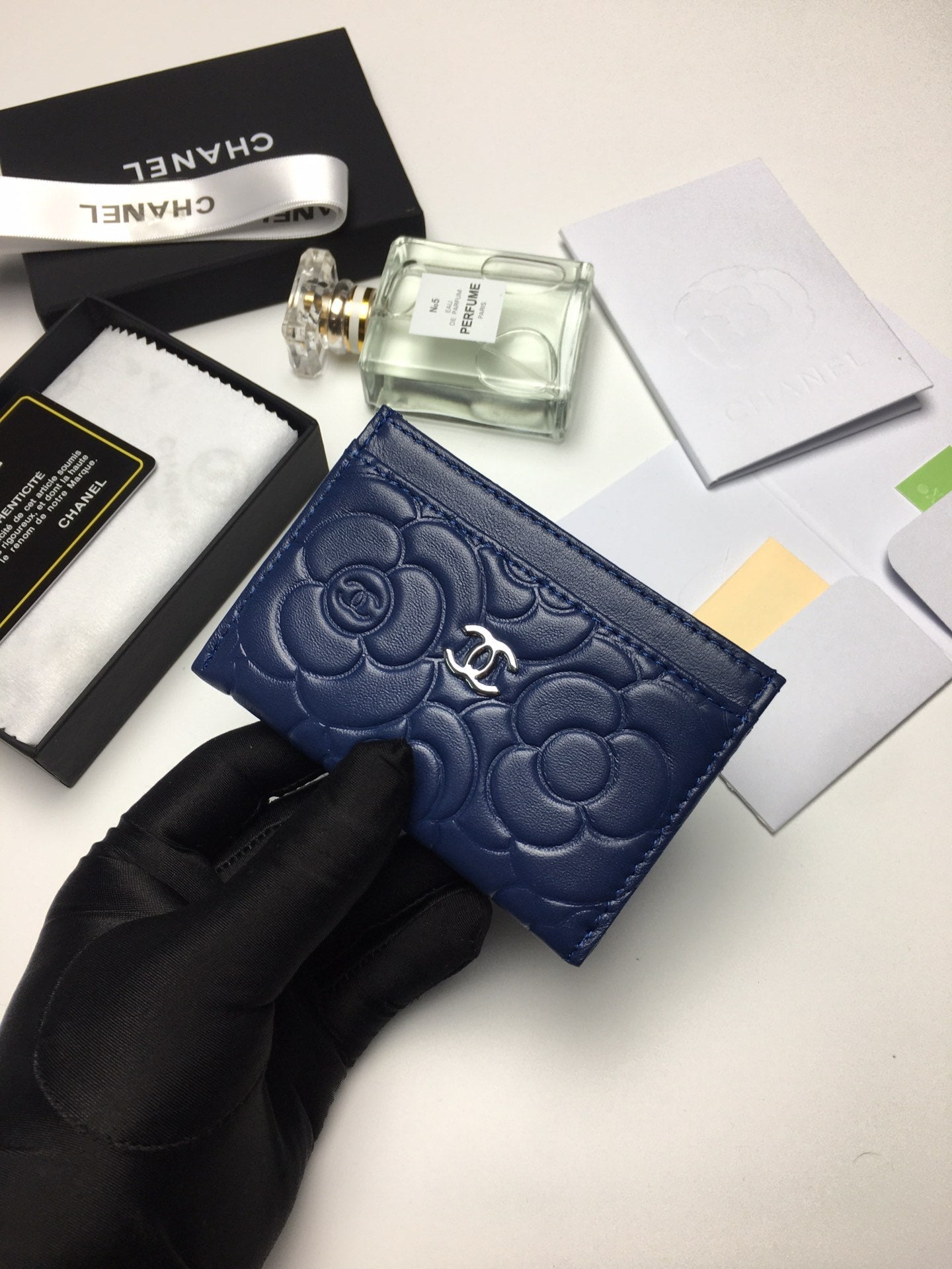 CC FLORAL CARD HOLDER 11.2 NAVY CALFSKIN SILVER ICON