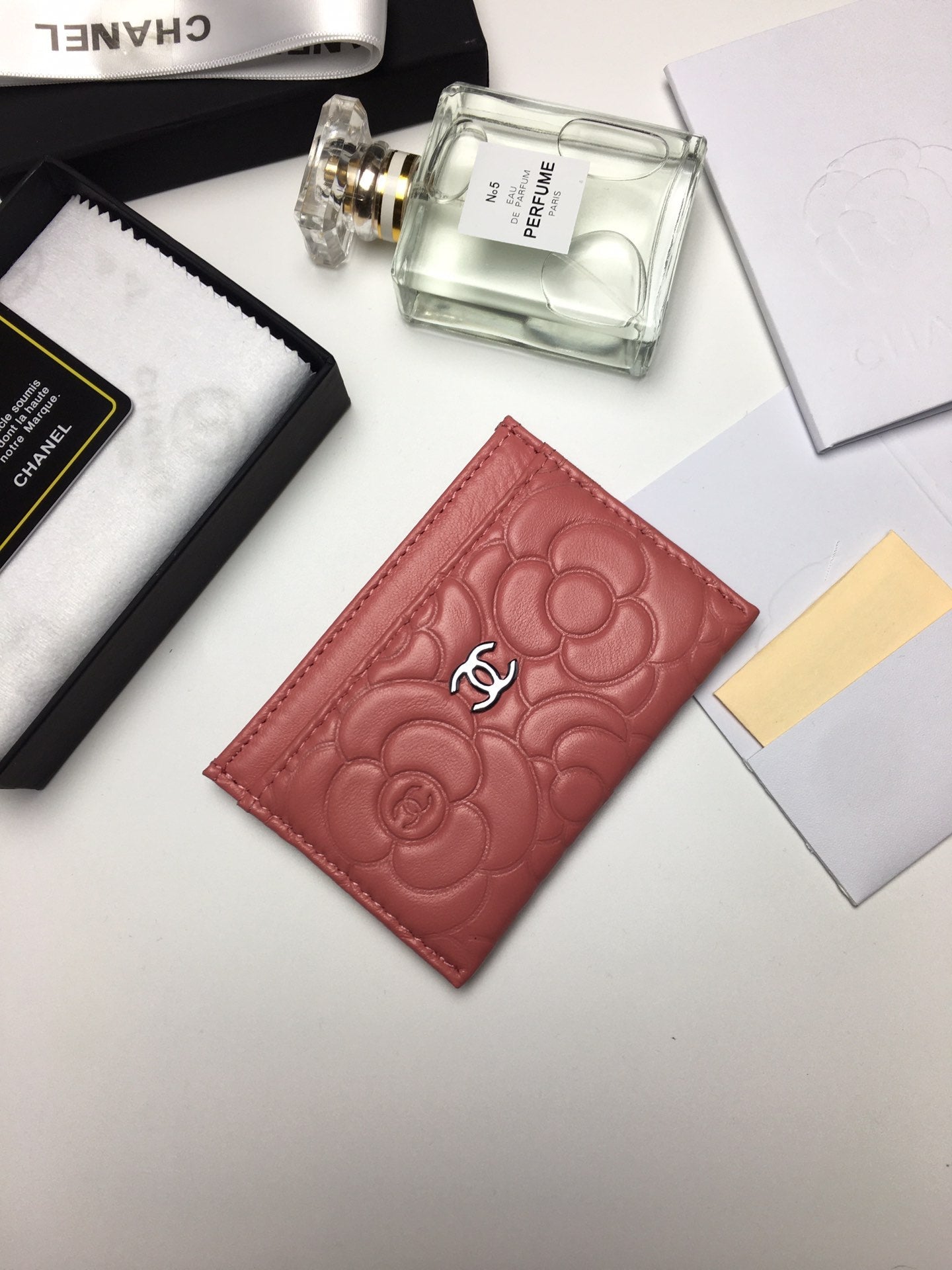 CC FLORAL CARD HOLDER 11.2 CORAL CALFSKIN SILVER ICON