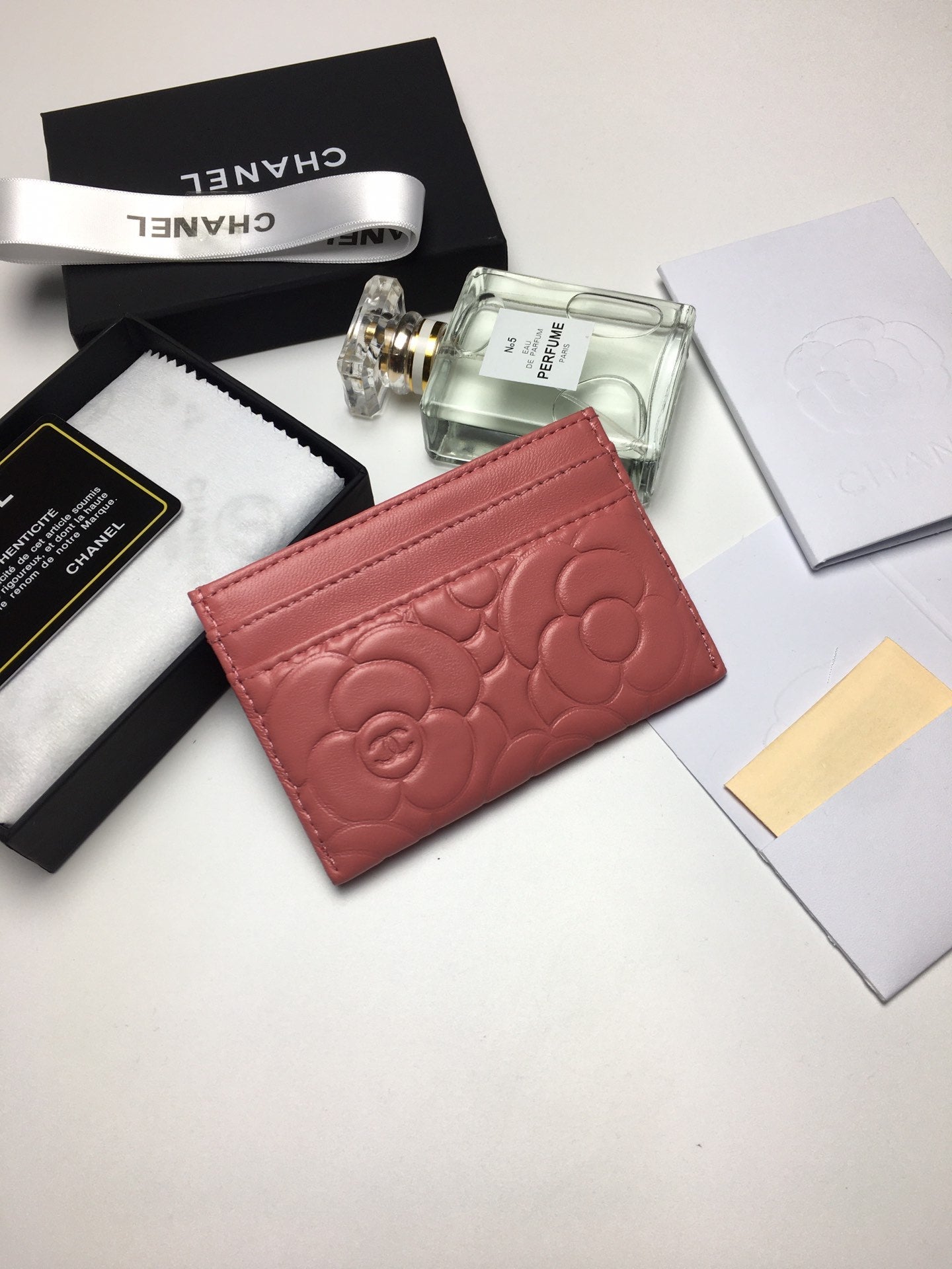 CC FLORAL CARD HOLDER 11.2 CORAL CALFSKIN SILVER ICON