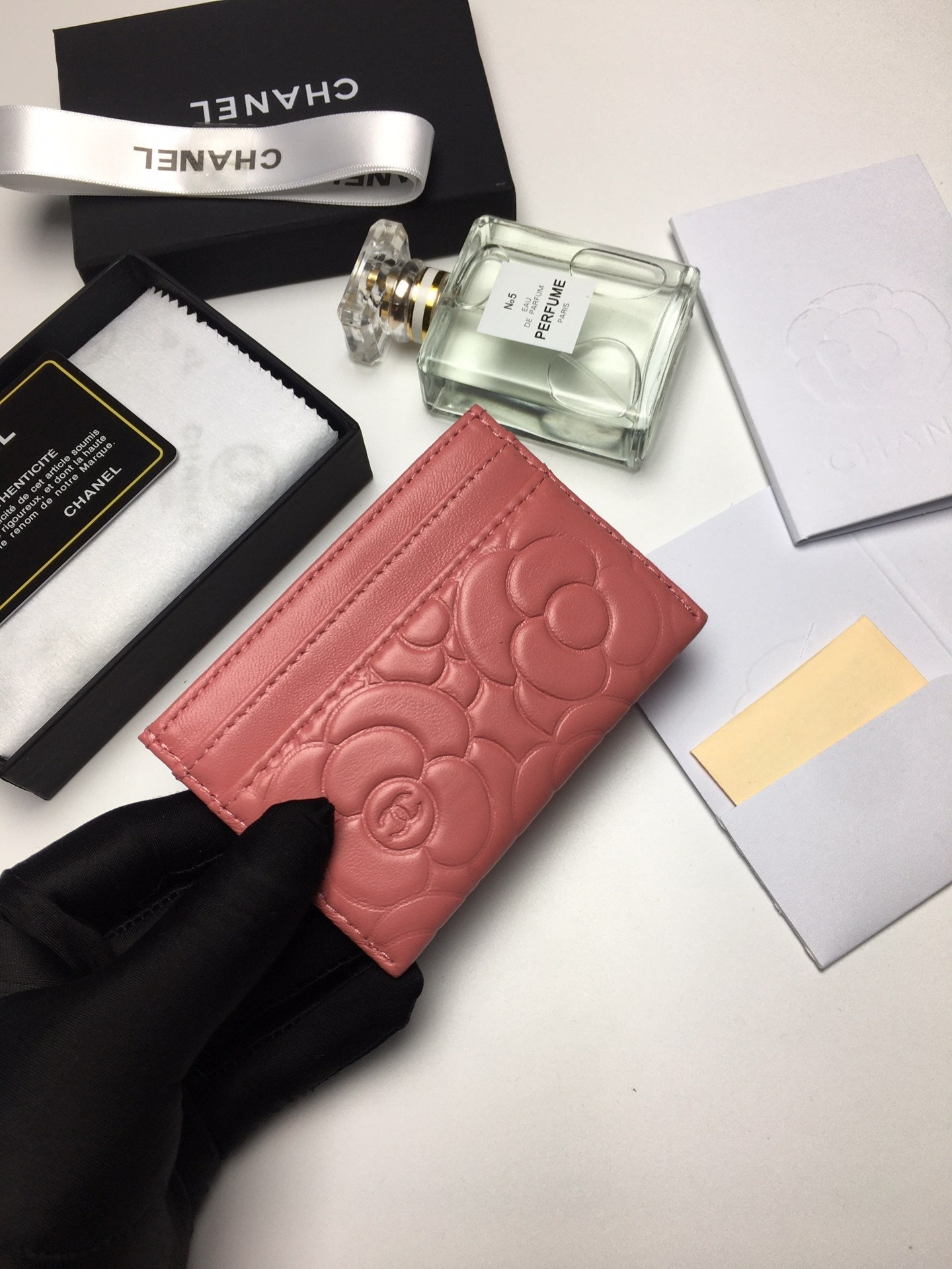 CC FLORAL CARD HOLDER 11.2 CORAL CALFSKIN SILVER ICON