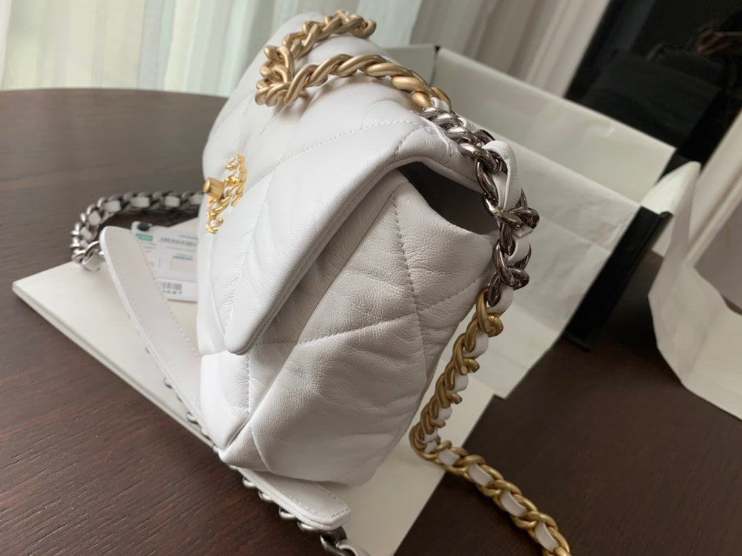 19 FLAP BAG 30 WHITE GOATSKIN