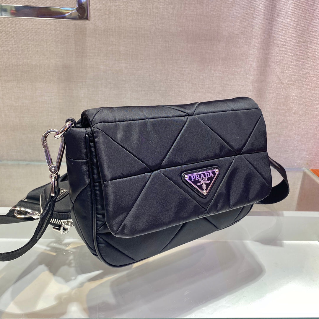 SMALL FLAP BAG 21 IN BLACK TRIANGULAR QUILTED PATTERN RE-NYLON