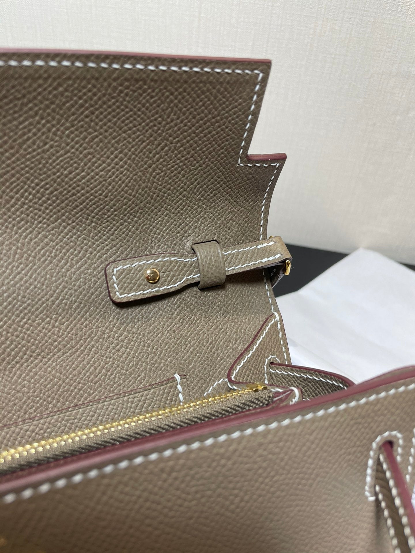 kelly to go wallet 20.5 etoupe epsom gold hardware