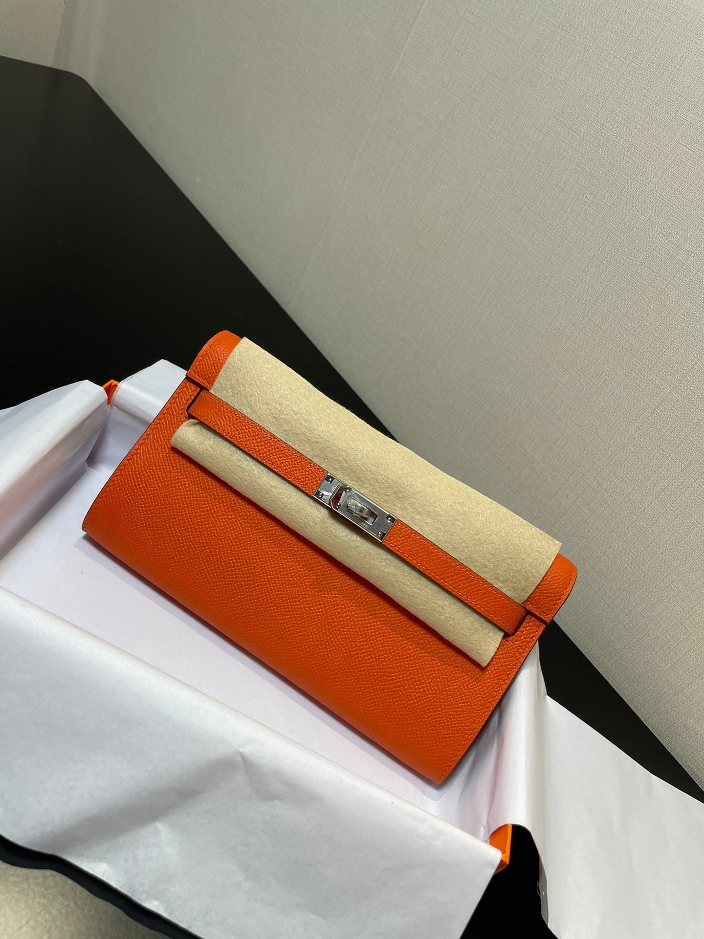 kelly to go wallet 20.5 orange epsom silver hardware