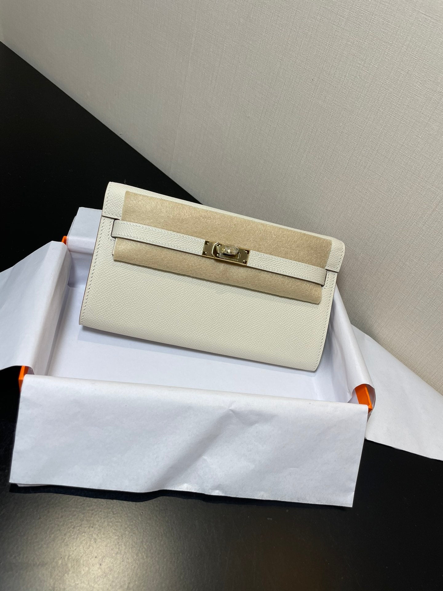 kelly to go wallet 20.5 white epsom gold hardware