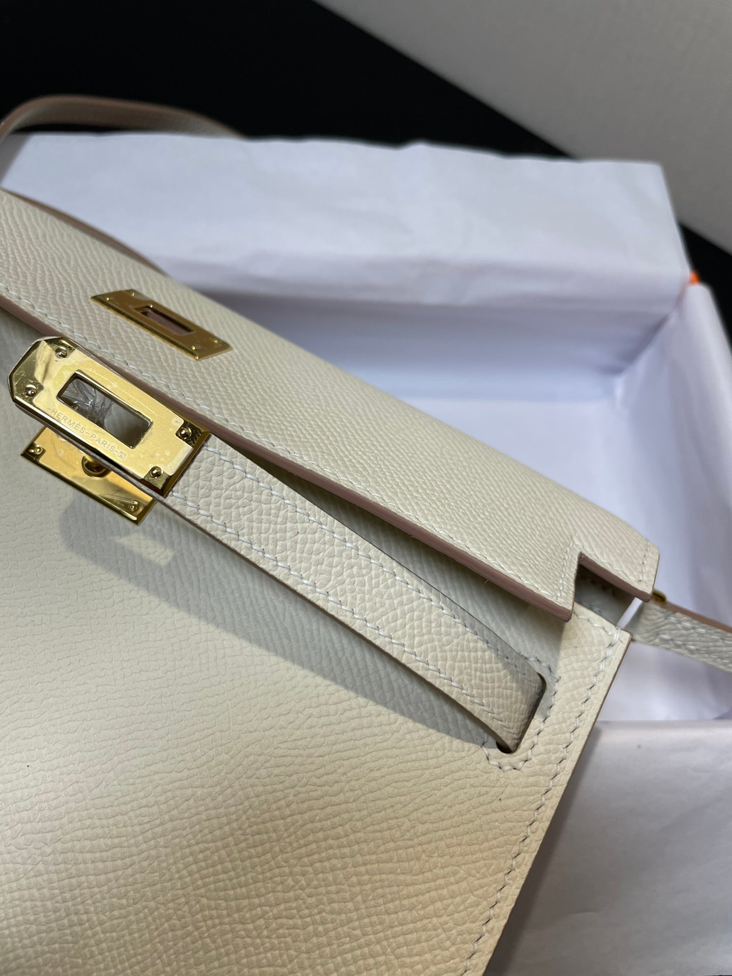 kelly to go wallet 20.5 white epsom gold hardware