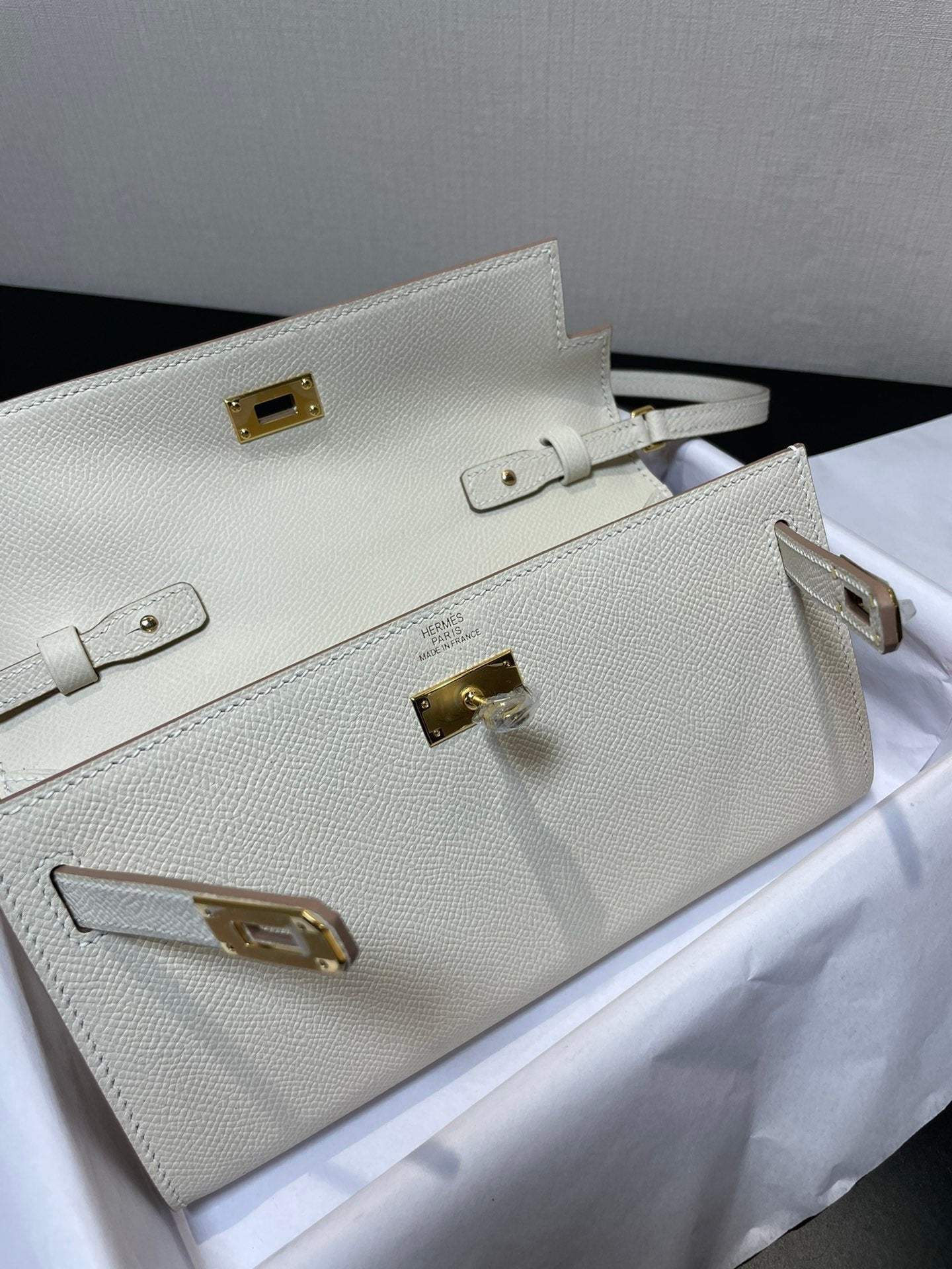 kelly to go wallet 20.5 white epsom gold hardware