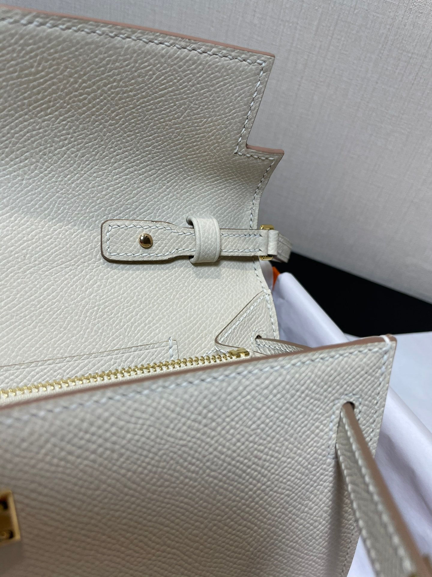 kelly to go wallet 20.5 white epsom gold hardware