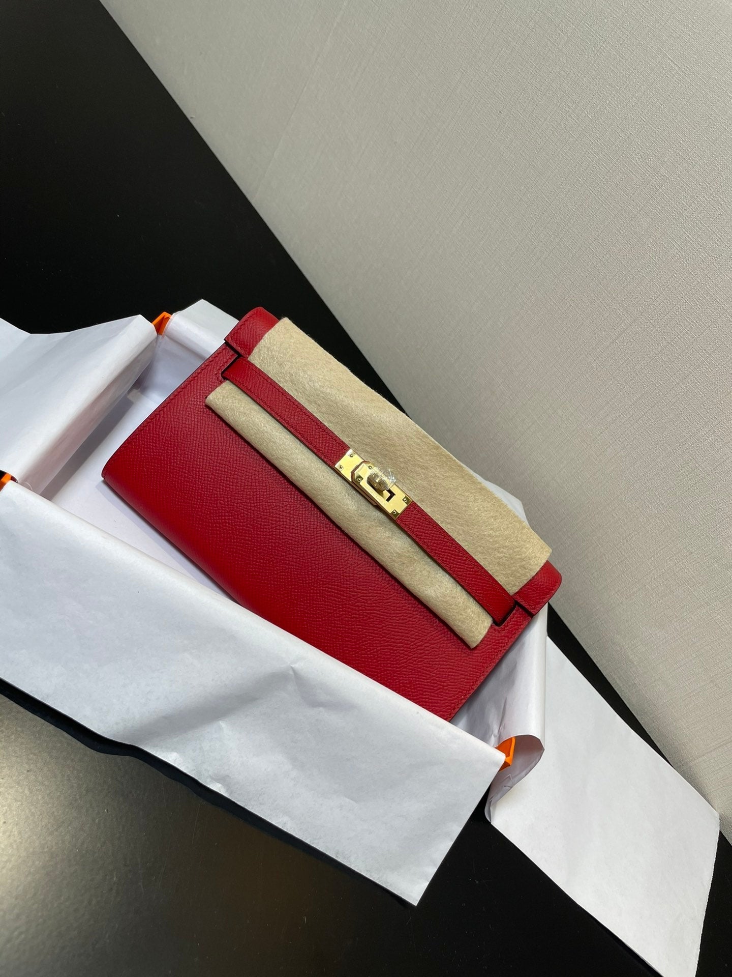 kelly to go wallet 20.5 red epsom gold hardware