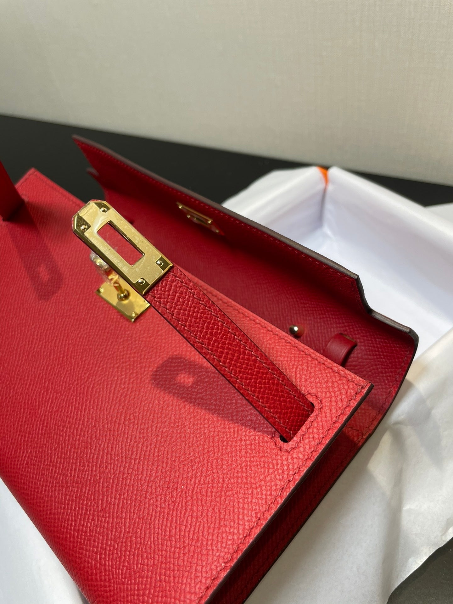 kelly to go wallet 20.5 red epsom gold hardware