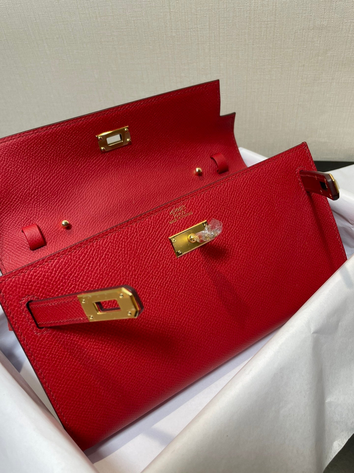 kelly to go wallet 20.5 red epsom gold hardware