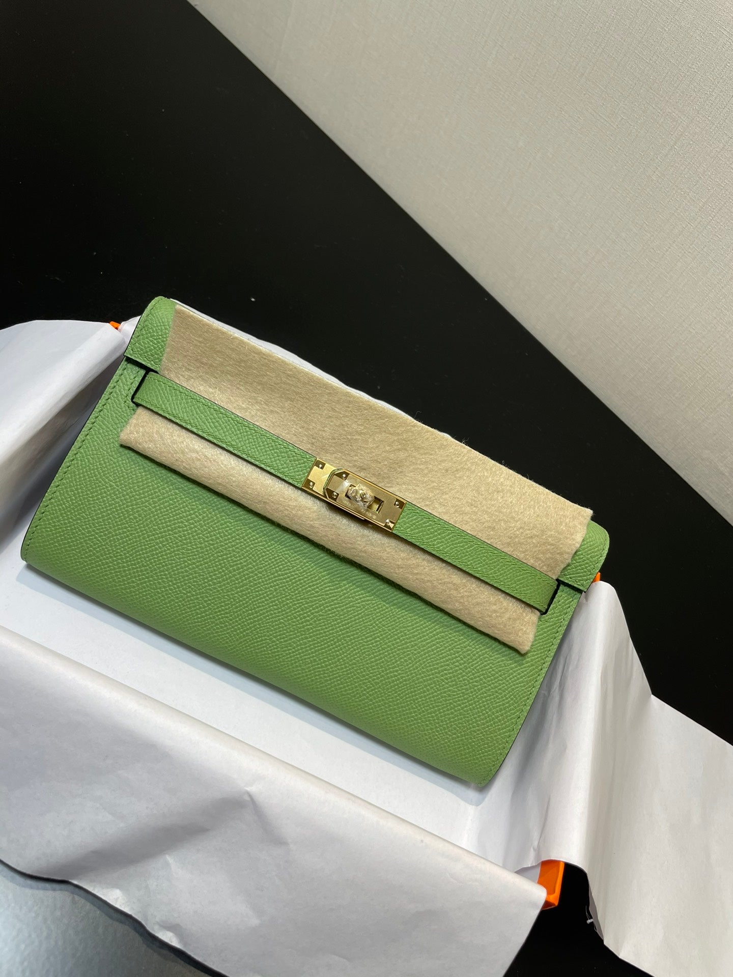 kelly to go wallet 20.5 green epsom gold hardware