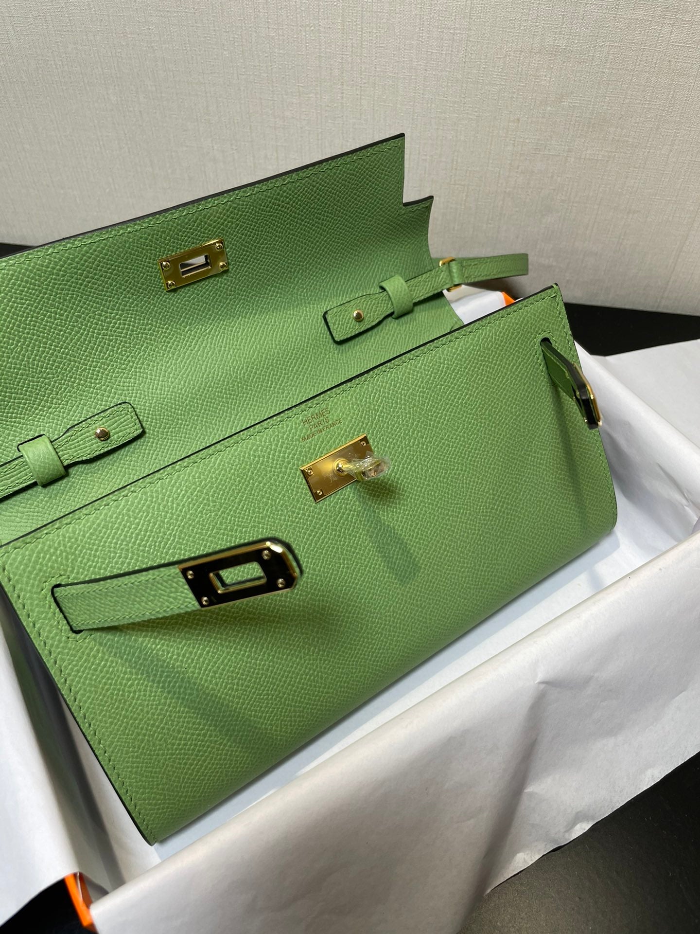 kelly to go wallet 20.5 green epsom gold hardware