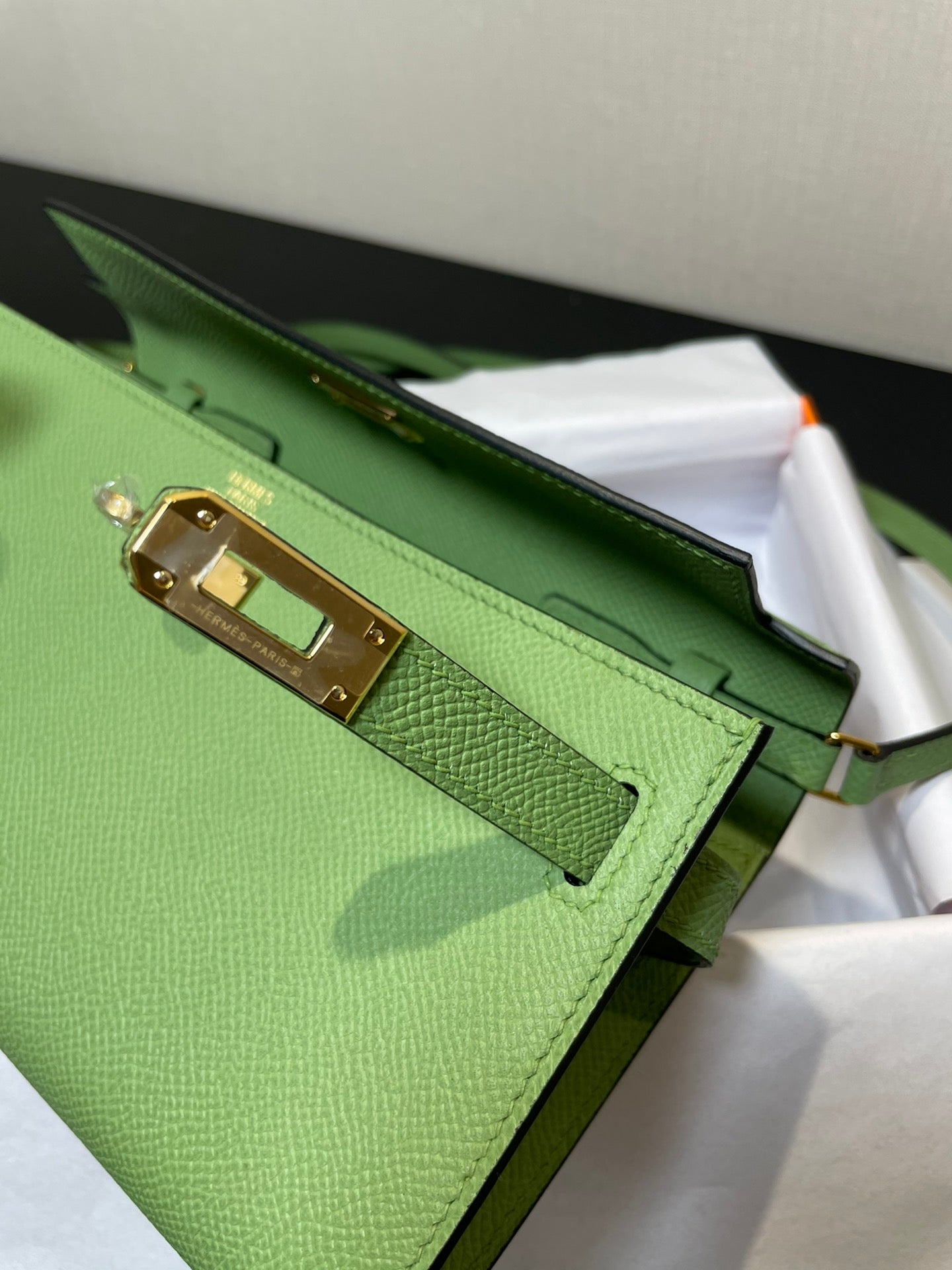 kelly to go wallet 20.5 green epsom gold hardware