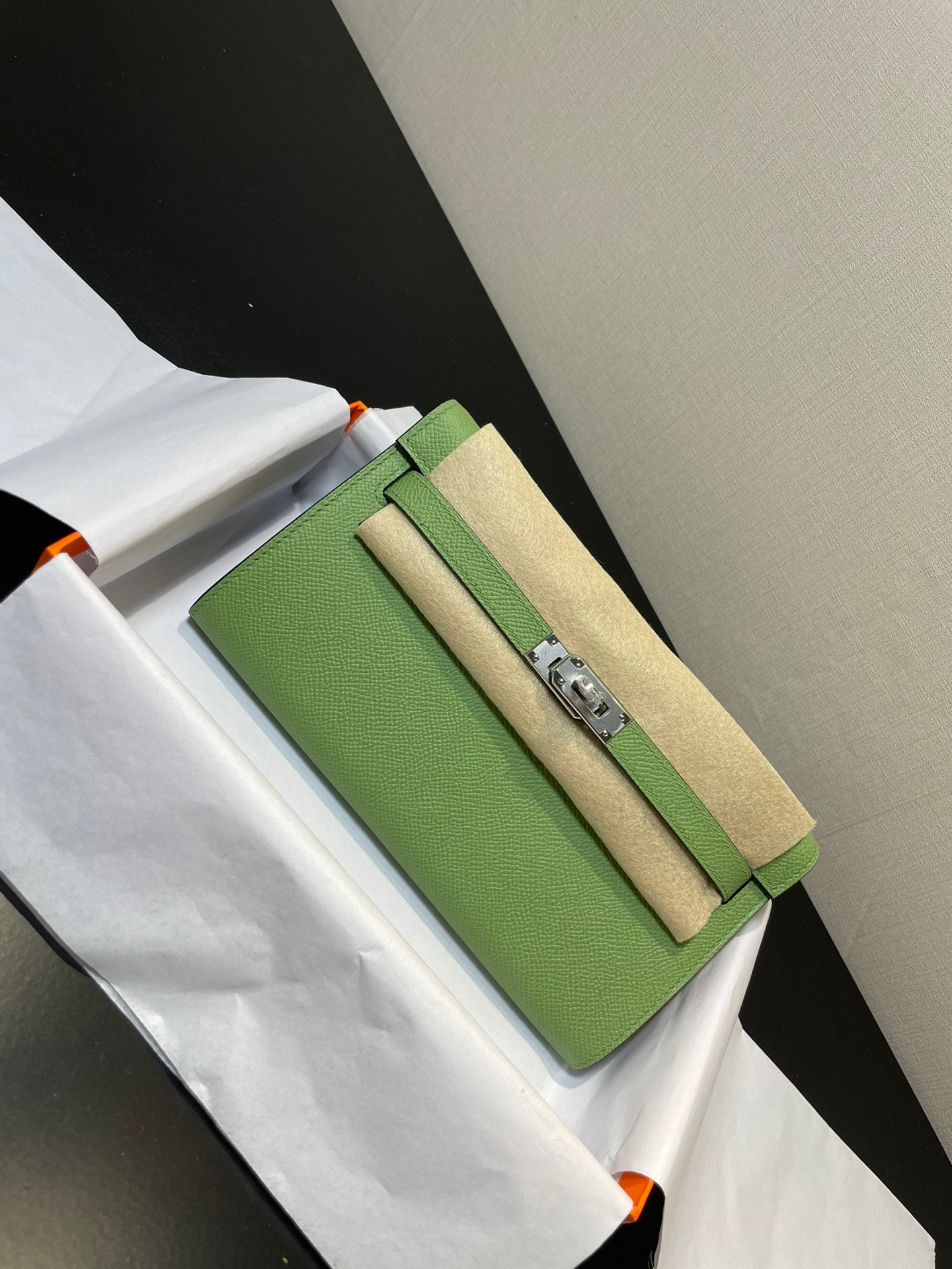 kelly to go wallet 20.5 green epsom silver hardware