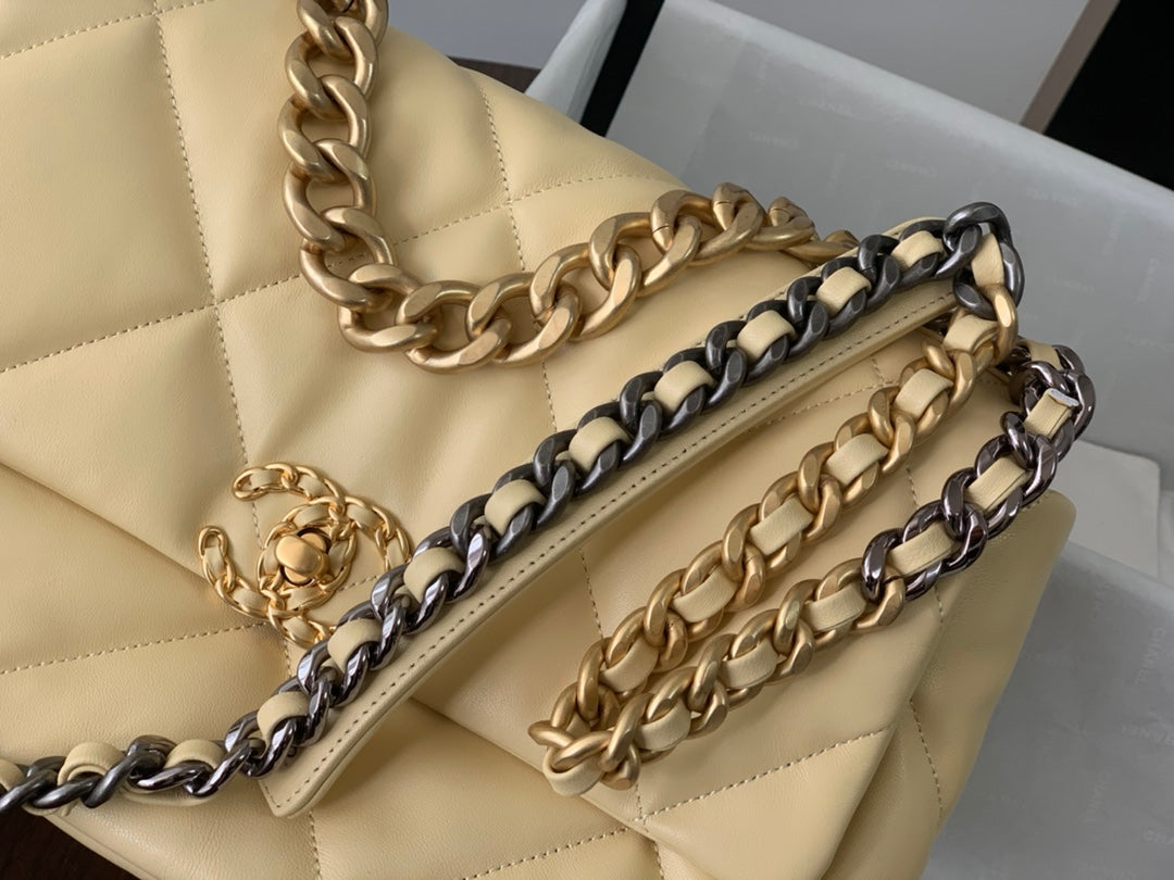 19 FLAP BAG 30 LIGHT YELLOW GOATSKIN