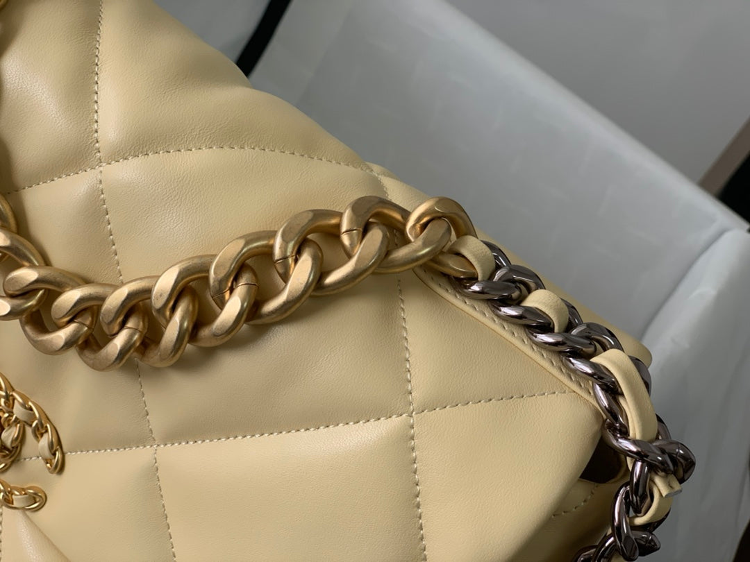 19 FLAP BAG 30 LIGHT YELLOW GOATSKIN