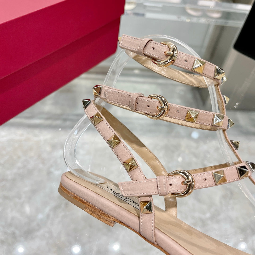 ROCKSTUD THONG SANDAL WITH STRAPS IN LIGHT PINK CALFSKIN