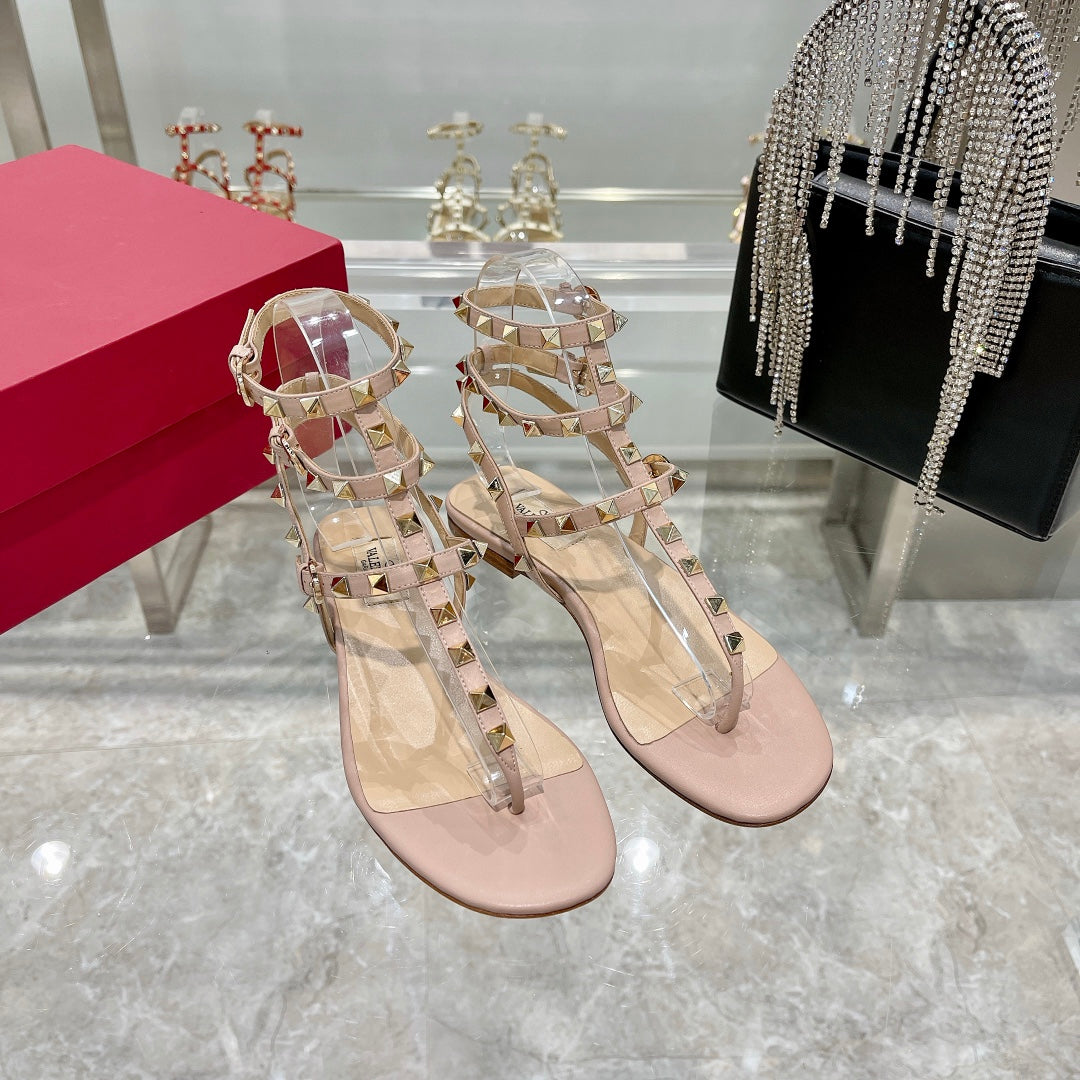 ROCKSTUD THONG SANDAL WITH STRAPS IN LIGHT PINK CALFSKIN