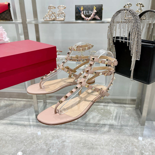 ROCKSTUD THONG SANDAL WITH STRAPS IN LIGHT PINK CALFSKIN