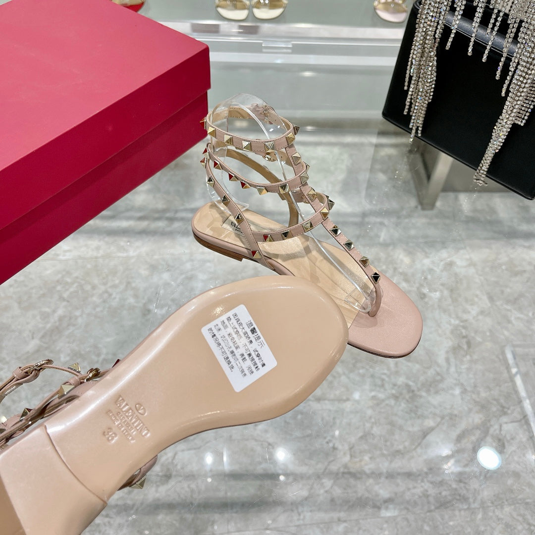 ROCKSTUD THONG SANDAL WITH STRAPS IN LIGHT PINK CALFSKIN