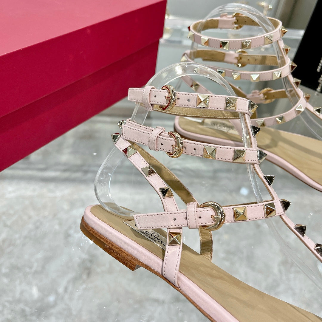 ROCKSTUD THONG SANDAL WITH STRAPS IN BLUSH PINK CALFSKIN