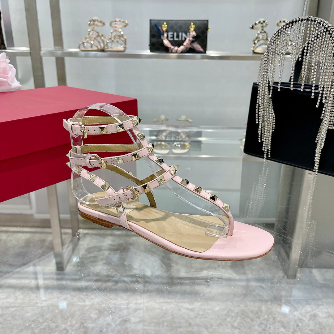 ROCKSTUD THONG SANDAL WITH STRAPS IN BLUSH PINK CALFSKIN