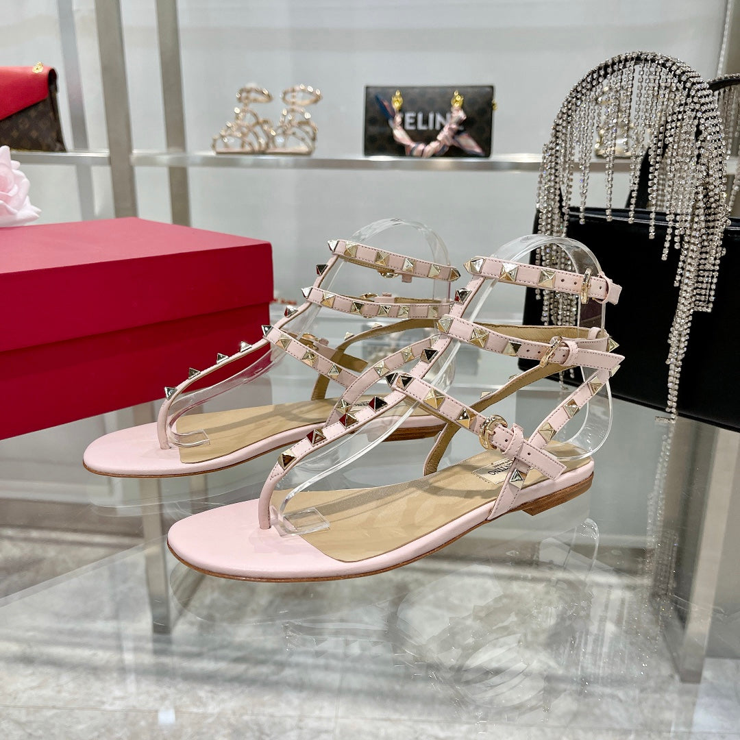 ROCKSTUD THONG SANDAL WITH STRAPS IN BLUSH PINK CALFSKIN