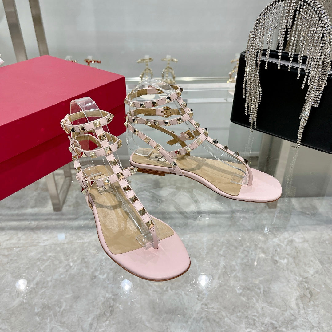 ROCKSTUD THONG SANDAL WITH STRAPS IN BLUSH PINK CALFSKIN