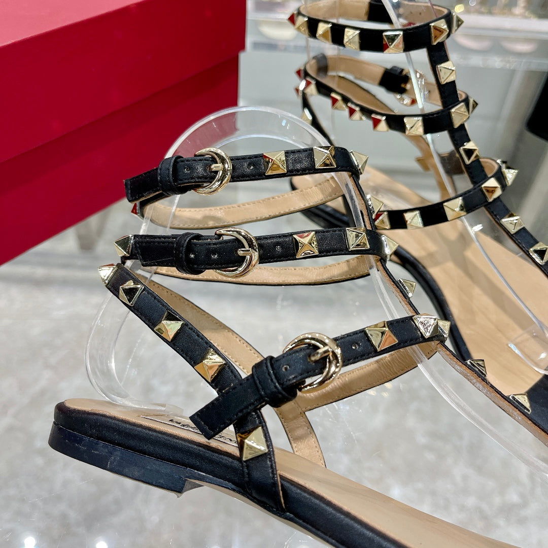 ROCKSTUD THONG SANDAL WITH STRAPS IN BLACK CALFSKIN