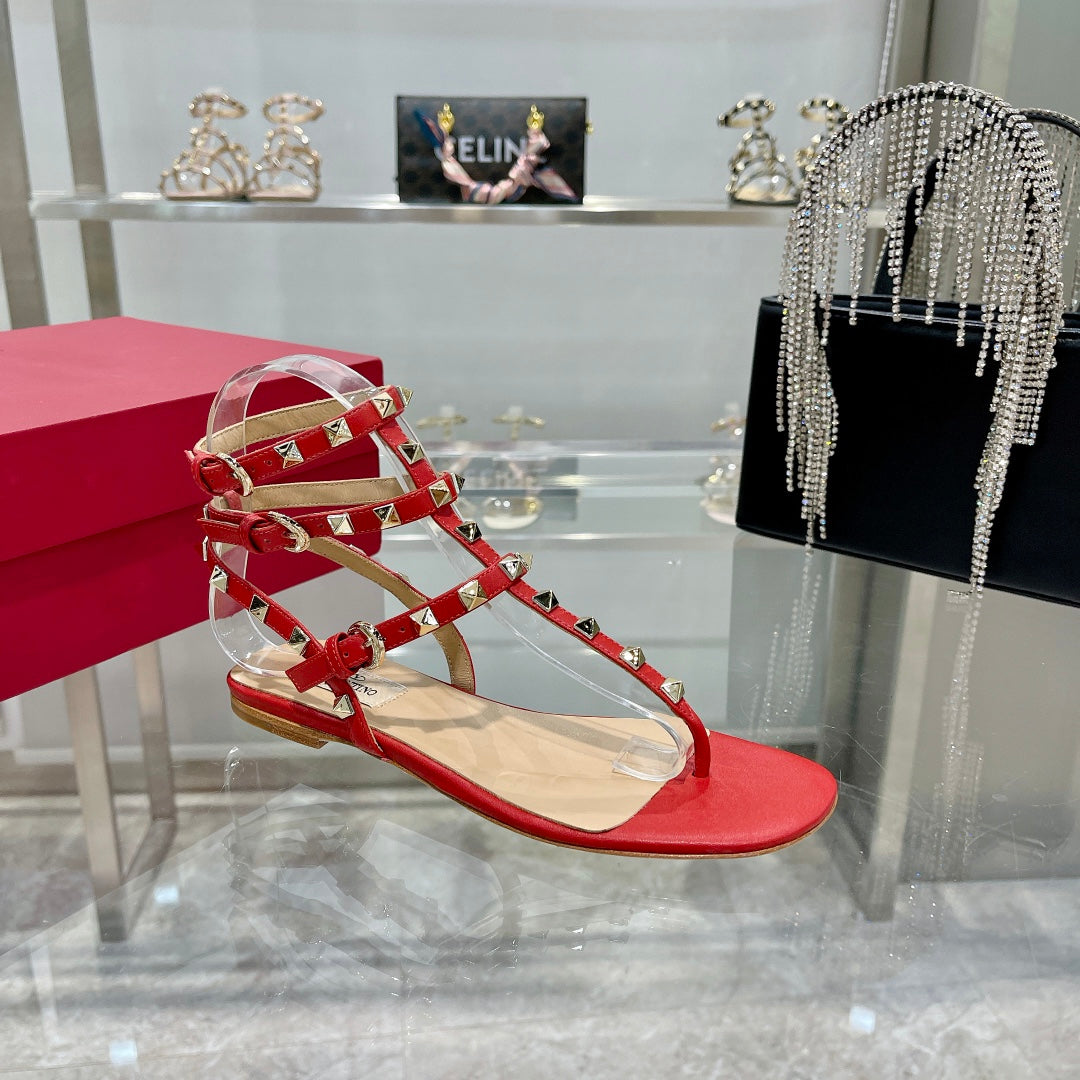 ROCKSTUD THONG SANDAL WITH STRAPS IN CHERRY RED CALFSKIN