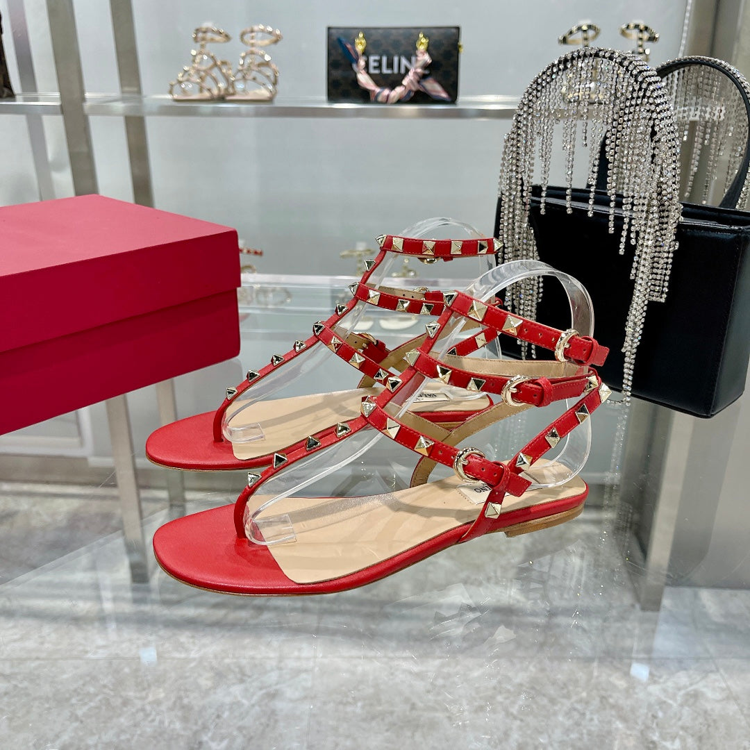 ROCKSTUD THONG SANDAL WITH STRAPS IN CHERRY RED CALFSKIN