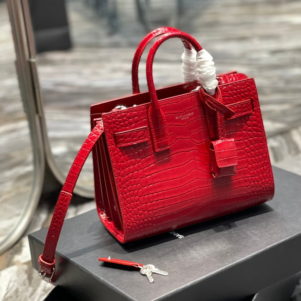 SAC DE JOUR NANO 22 RED CALFSKIN GOLD HARDWARE