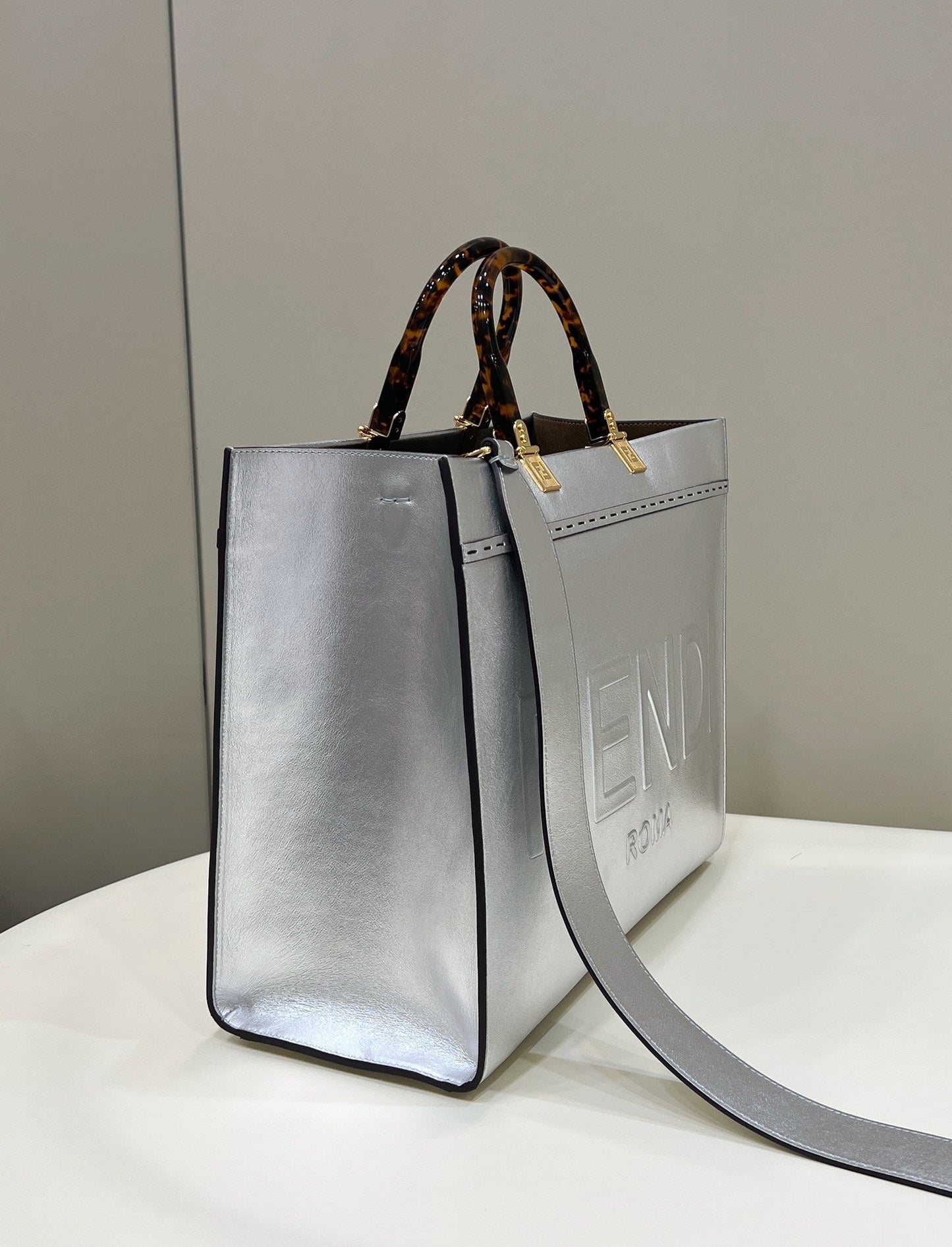 SHINE LARGE 35 TOTE IN SILVER CALFSKIN