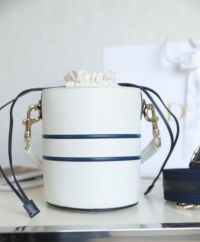 VIBE 18 BUCKET BAG IN WHITE CALFSKIN