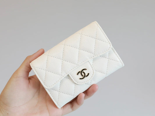 CC FLAP CARD HOLDER 11.3 WHITE GRAINED CALFSKIN GOLD ICON