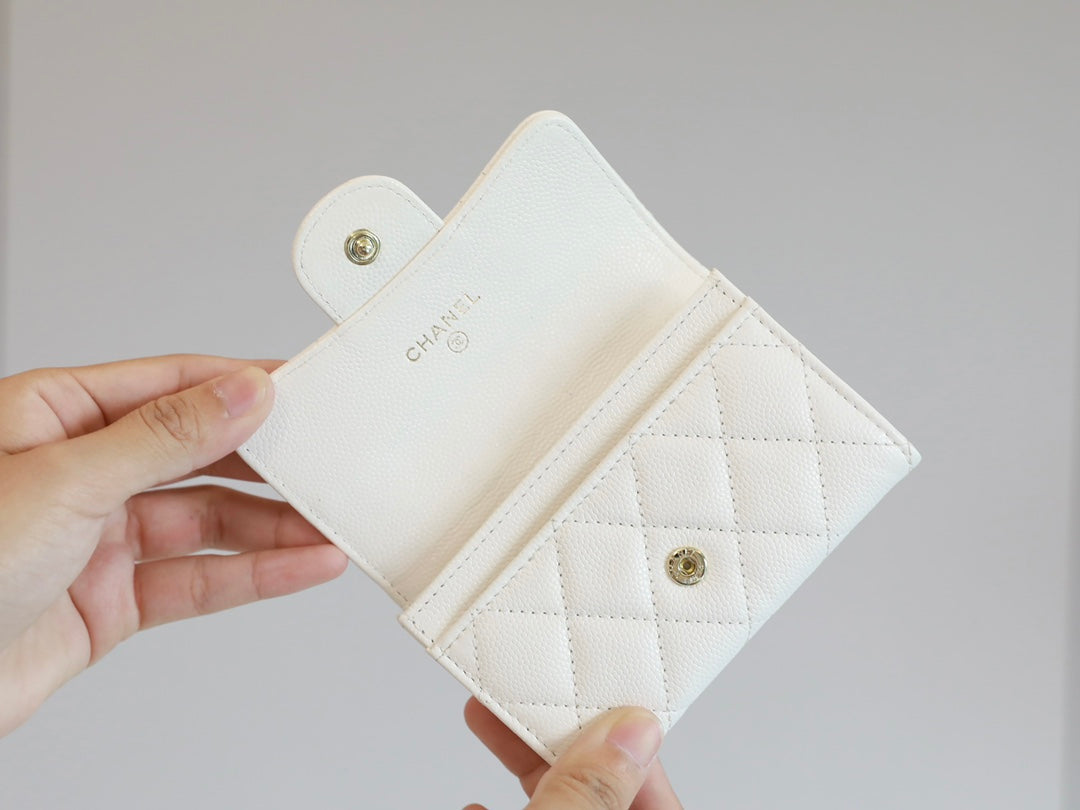 CC FLAP CARD HOLDER 11.3 WHITE GRAINED CALFSKIN GOLD ICON