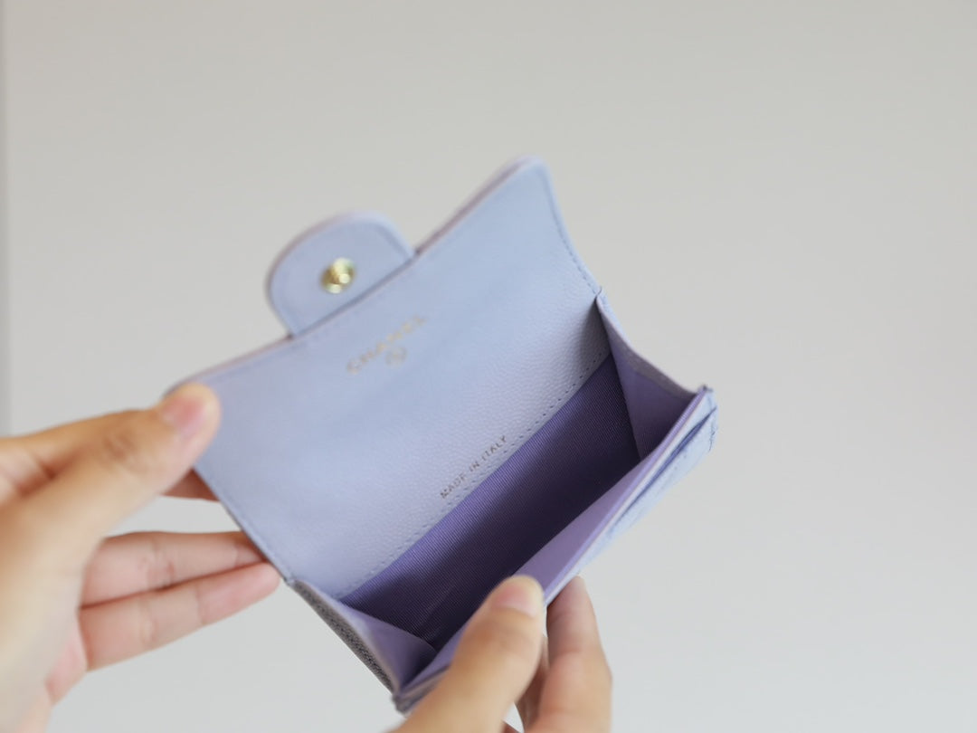 CC FLAP CARD HOLDER 11.3 LIGHT PURPLE GRAINED CALFSKIN GOLD ICON