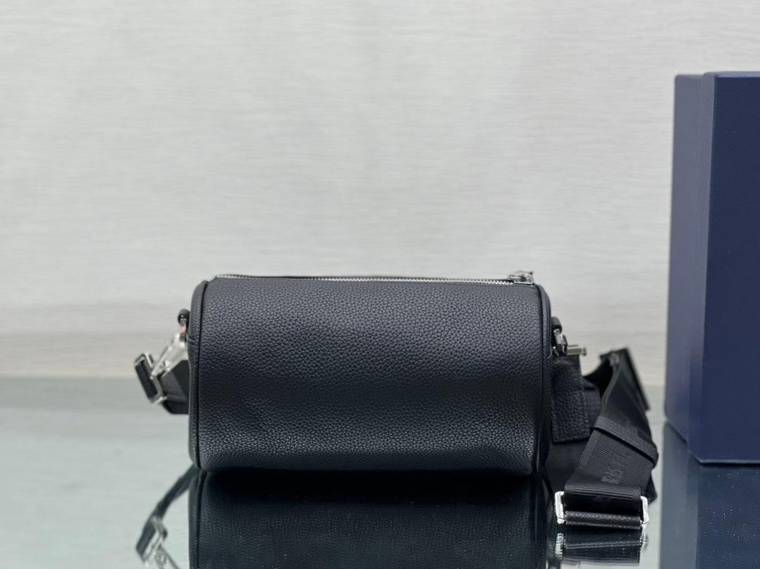 ROUND BUCKET 21 BAG IN BLACK LAMBSKIN