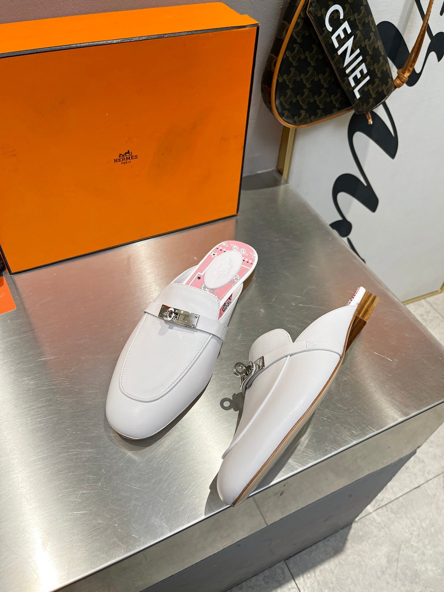 0Z MULE WHITE CALFSKIN WITH PINK PATTERN