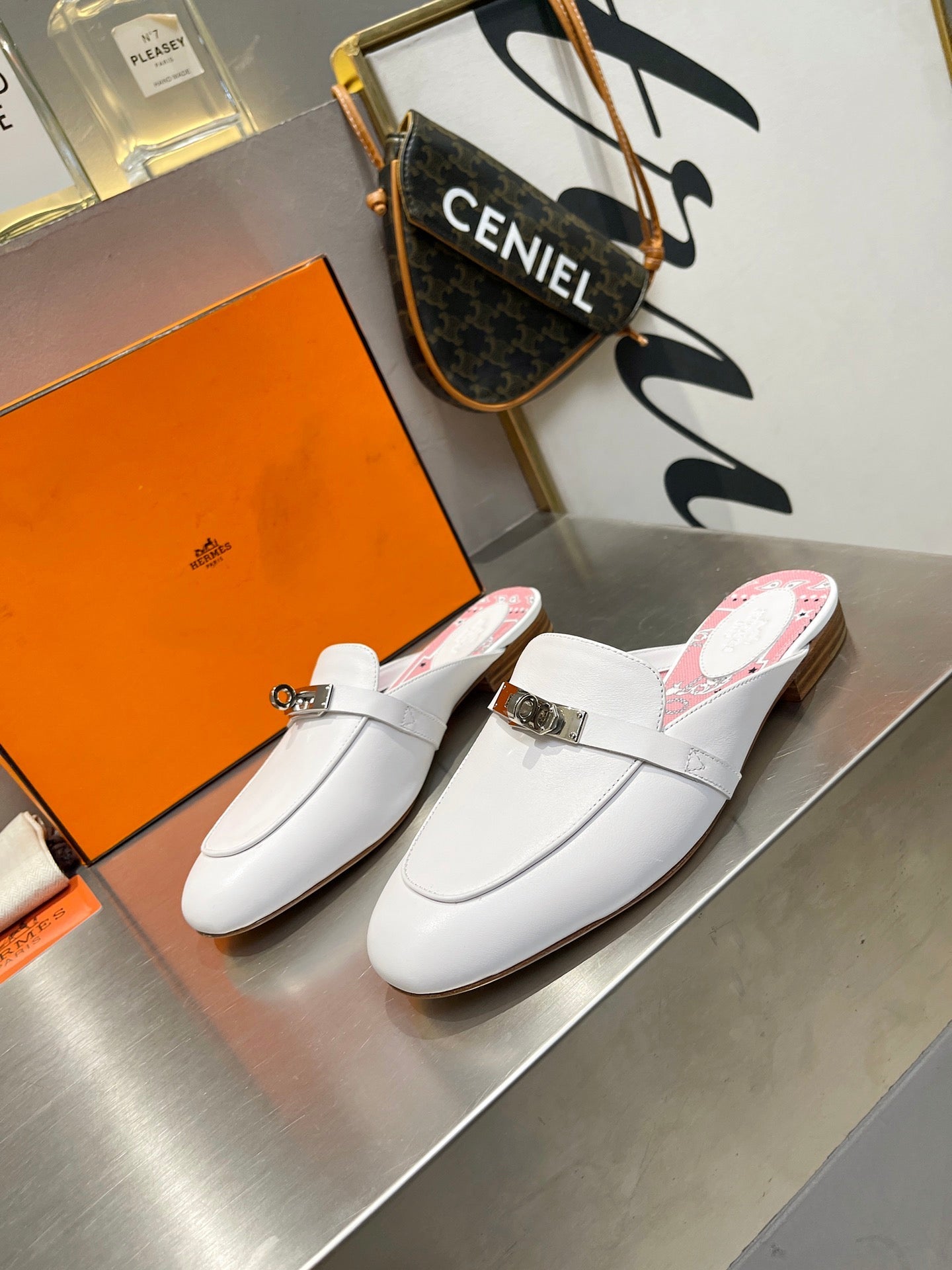 0Z MULE WHITE CALFSKIN WITH PINK PATTERN