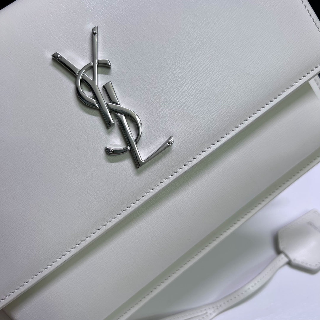 SUNSET MEDIUM 22 IN WHITE CALFSKIN SILVER HARDWARE