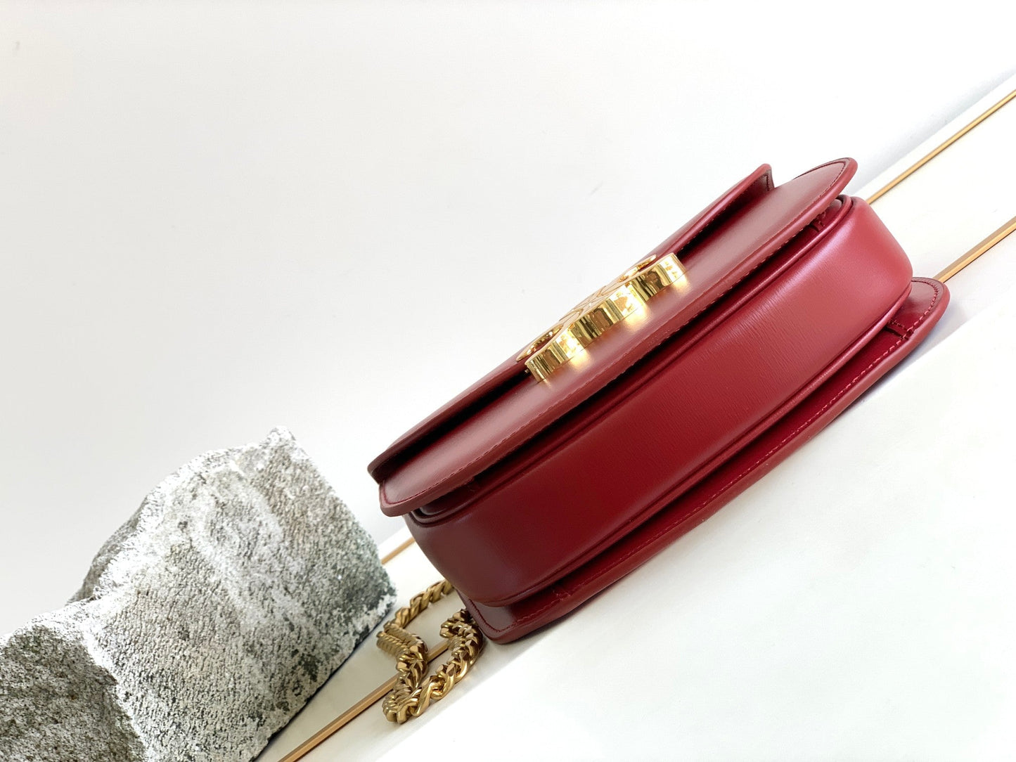 teen besace triomphe 18.5 dark red calfskin with chain